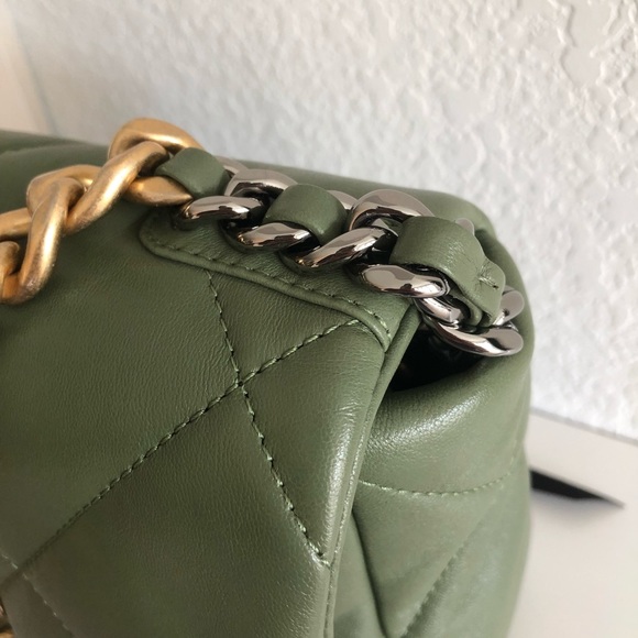 Brand new CHANEL small 19 green handbag - Picture 8 of 16